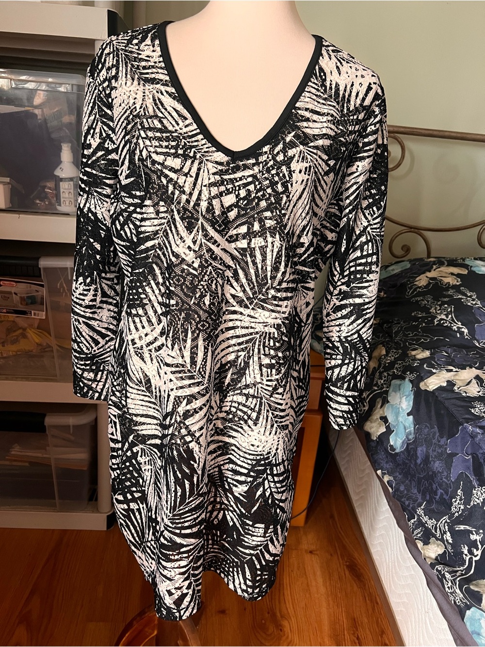 Mario Serrani Black and White Palm-Print V-Neck Tunic